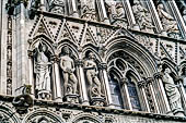 La grande cattedrale di Nidaros, Trondheim Norvegia. La parete orientale, la facciata principale della chiesa  decorata da tre file di statue rappresentanti personaggi biblici, re e vescovi norvegesi.